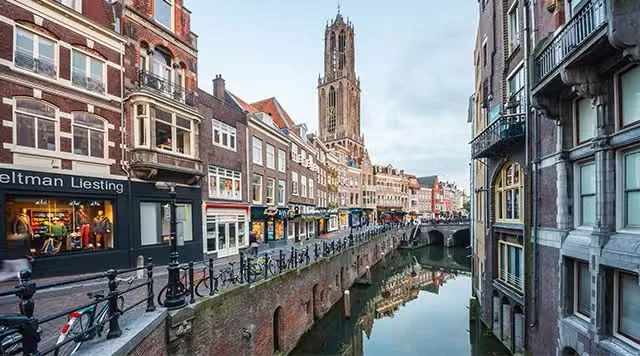 Canal et façades de bâtiments aux Pays-Bas