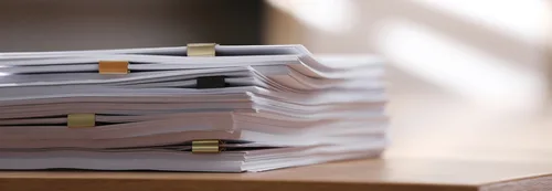 مجموعة من الملفات الإدارية على مكتب