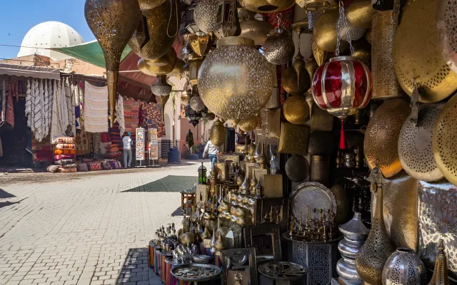 متجر فوانيس حرفية في أحد أسواق مراكش