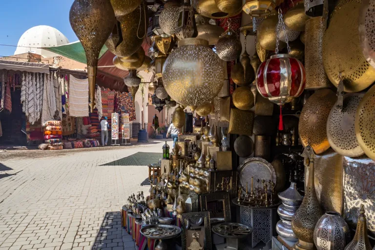 متجر فوانيس حرفية في أحد أسواق مراكش