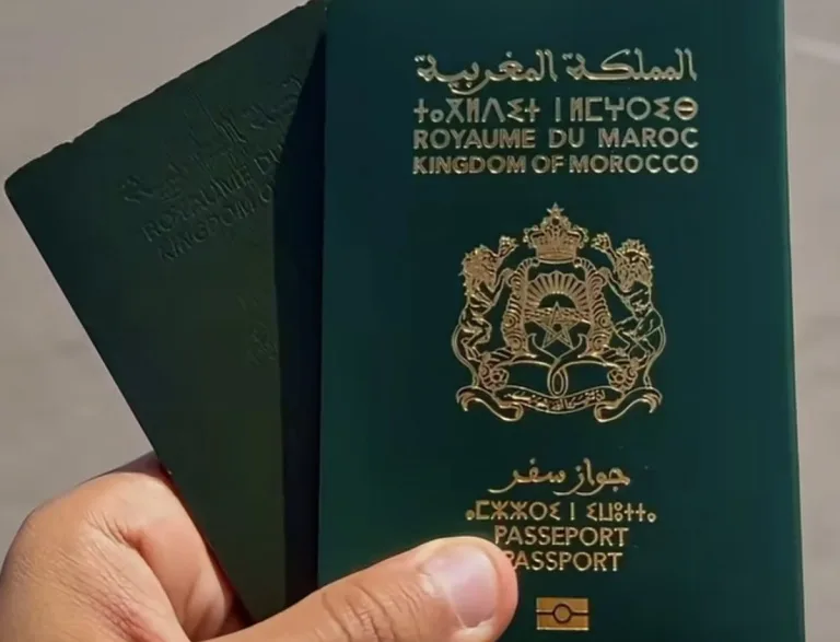 يد تحمل جوازي سفر مغربيين
