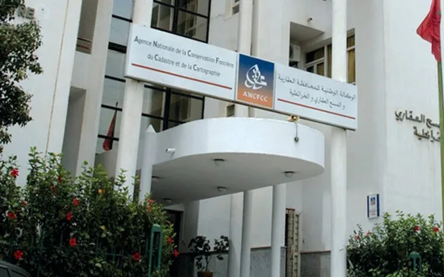 مدخل مبنى إداري مغربي